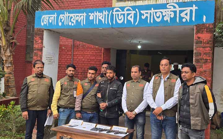 সাতক্ষীরা ডিবি পুলিশের অভিযানে অস্ত্র ব্যবসায়ী আটক